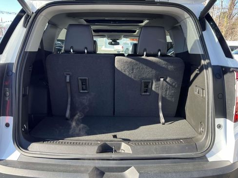 Used 2023 GMC Acadia SLT w/ Preferred Package image 13