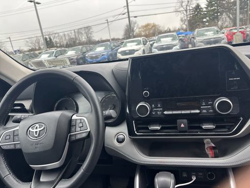 Used 2024 Toyota Highlander LE image 5