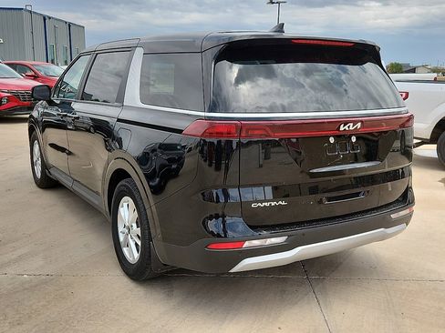 Used 2023 Kia Carnival LX image 2