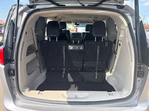 Used 2018 Chrysler Pacifica Touring-L w/ Advanced Safetytec Group FWD image 12