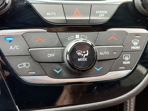 Used 2021 Chrysler Pacifica Limited w/ Uconnect Theater Family Group AWD/4WD image 16