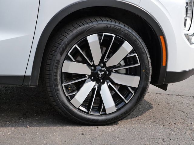 Used 2025 Mitsubishi Outlander AWD image 7