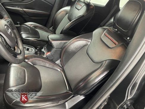 Used 2022 Jeep Cherokee Trailhawk image 12