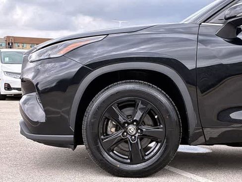 Used 2024 Toyota Highlander LE FWD image 14
