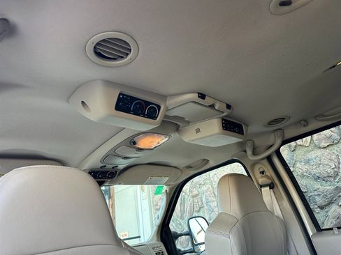 Used 2005 Ford Excursion Limited image 32