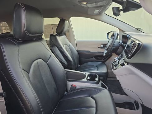 Used 2024 Chrysler Pacifica Touring-L FWD image 10