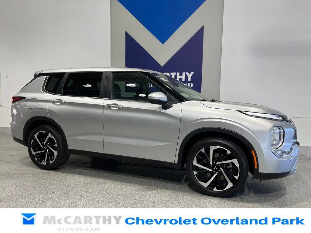 Used 2023 Mitsubishi Outlander SE Black Edition FWD image 3