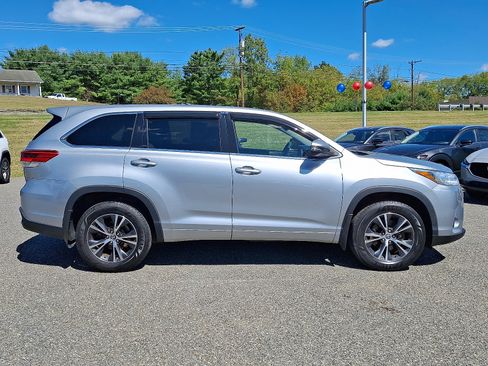 Used 2017 Toyota Highlander LE image 7