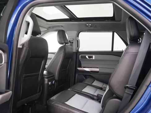 Used 2022 Ford Explorer XLT w/ XLT Sport Appearance Package AWD/4WD image 18