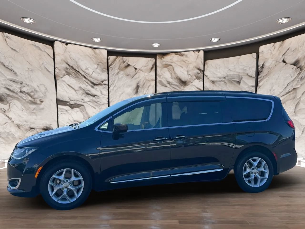 Used 2017 Chrysler Pacifica Touring-L w/ Tire & Wheel Group FWD image 2