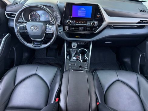 Used 2023 Toyota Highlander XLE AWD/4WD image 18