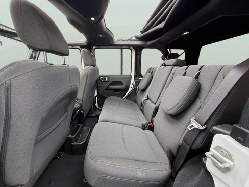 Used 2024 Jeep Wrangler Unlimited Sahara image 19