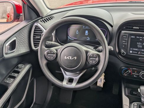 Used 2025 Kia Soul LX w/ LX Technology Package FWD image 14