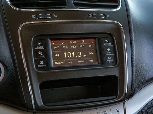 Used 2019 Dodge Journey SE w/ Connectivity Group FWD image 16