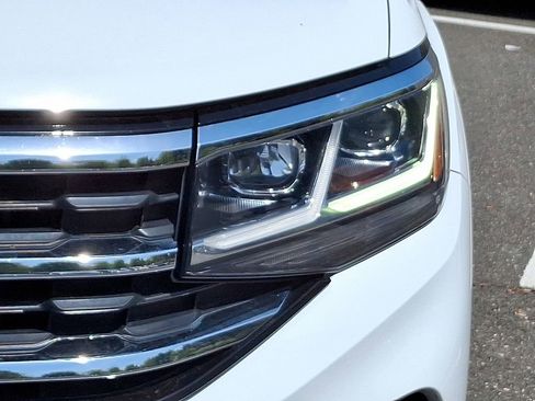 Certified 2023 Volkswagen Atlas Cross Sport SE w/ Panoramic Sunroof Package AWD/4WD image 9