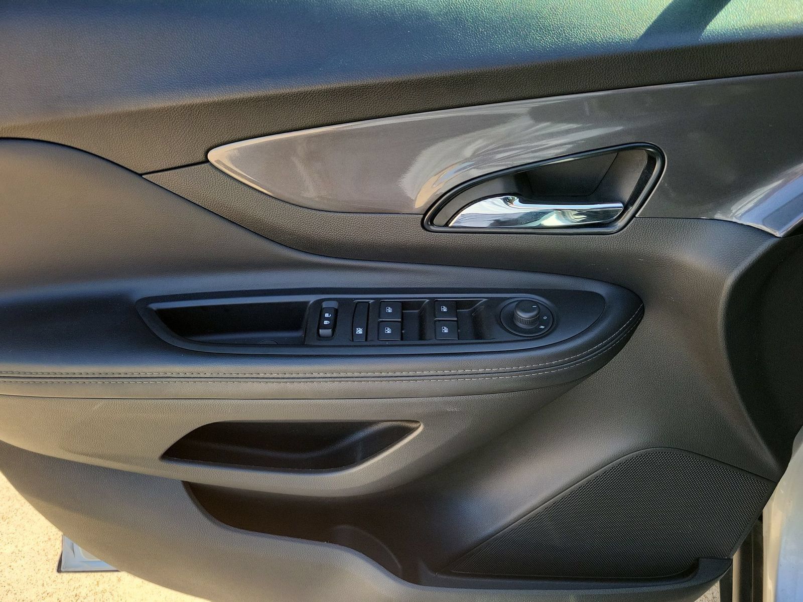 Used 2022 Buick Encore Preferred w/ Safety Package FWD image 21
