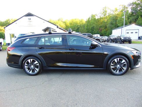 Used 2018 Buick Regal Essence w/ Driver Confidence Package #1 AWD/4WD image 2