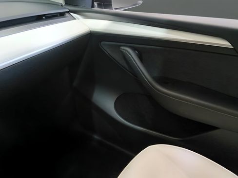 Used 2023 Tesla Model Y Performance AWD/4WD image 18
