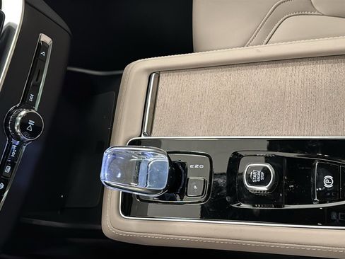 New 2026 Volvo XC90 T8 Plus w/ Protection Package Premier AWD/4WD image 19