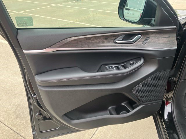 New 2026 Jeep Grand Cherokee Limited w/ Luxury Tech Group II AWD/4WD image 8