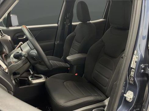 Used 2022 Jeep Renegade Latitude AWD/4WD image 9