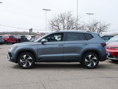 Used 2025 Volkswagen Taos SE AWD/4WD image 4