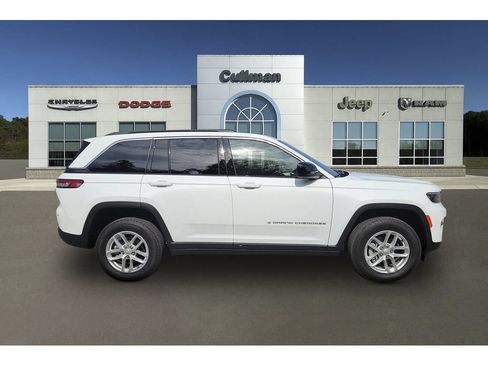 Used 2025 Jeep Grand Cherokee Laredo X AWD/4WD image 2
