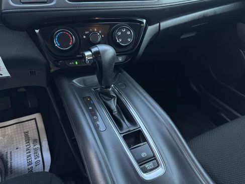 Used 2018 Honda HR-V LX image 11