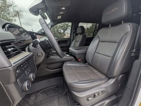 Used 2025 Chevrolet Suburban High Country RWD image 15