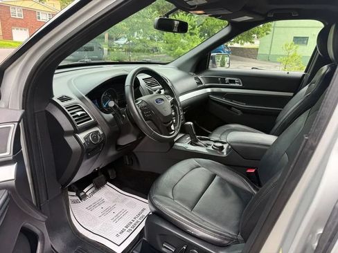 Used 2017 Ford Explorer XLT w/ Equipment Group 202A AWD/4WD image 16