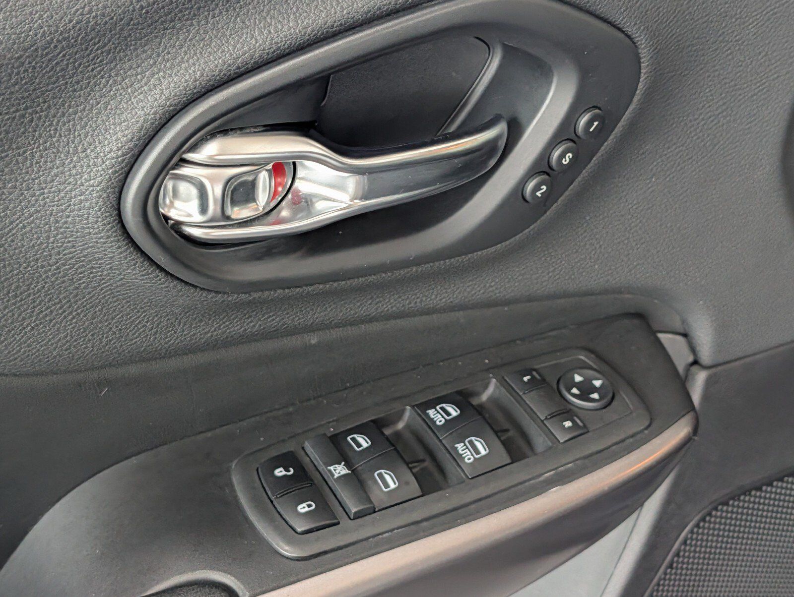 Used 2019 Jeep Cherokee Limited AWD/4WD image 14