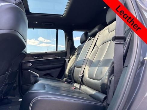 Used 2022 Jeep Grand Cherokee Overland w/ Luxury Tech Group IV AWD/4WD image 7