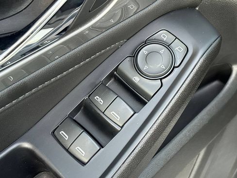 Used 2022 Chevrolet Traverse LT FWD image 11