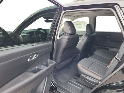 New 2025 Nissan Pathfinder Platinum w/ Black Appearance Package image 21