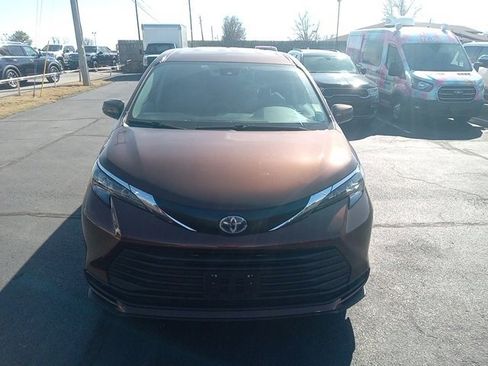 Used 2024 Toyota Sienna LE image 2