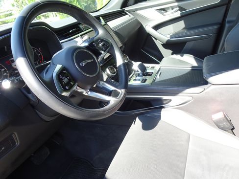 Certified 2025 Jaguar F-PACE R-Dynamic S image 15