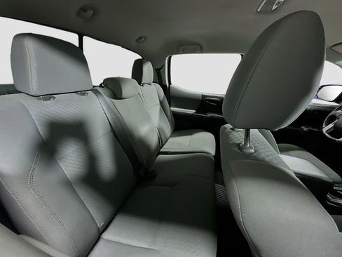 Used 2020 Toyota Tacoma SR5 AWD/4WD image 25