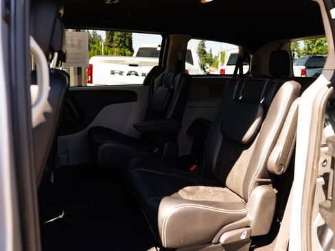 Used 2019 Dodge Grand Caravan SXT FWD image 19