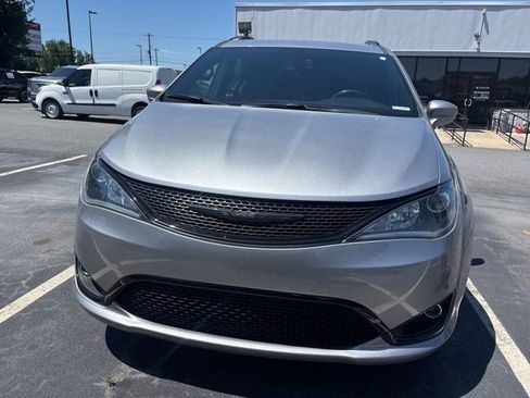 Used 2020 Chrysler Pacifica Touring-L AWD/4WD image 2