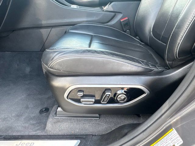 Used 2021 Jeep Grand Cherokee L Overland w/ Luxury Tech Group IV AWD/4WD image 19
