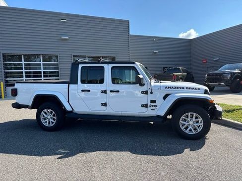 Used 2023 Jeep Gladiator Sport AWD/4WD image 4