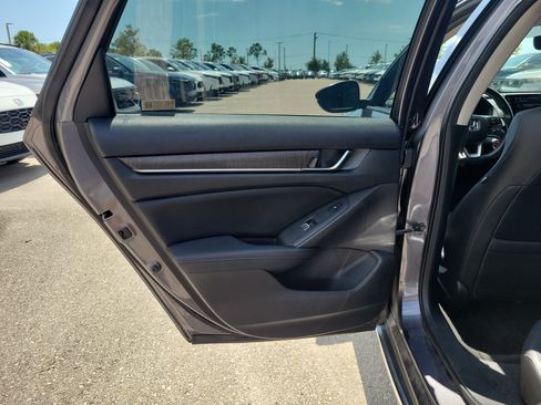 Used 2018 Honda Accord Touring image 14