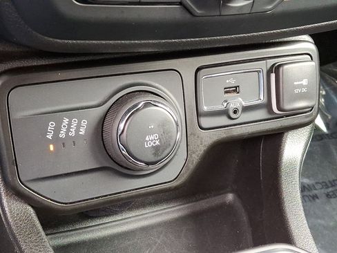 Used 2023 Jeep Renegade Latitude AWD/4WD image 23
