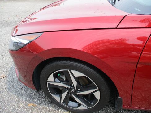 Used 2022 Hyundai Elantra Limited FWD image 14