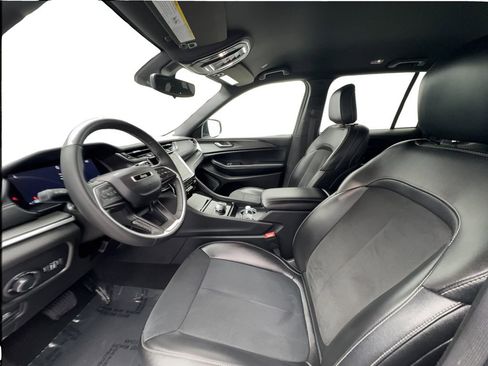 Used 2024 Jeep Grand Cherokee Altitude RWD image 20