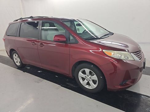 Used 2017 Toyota Sienna LE FWD image 2