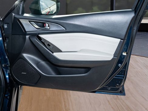 Used 2018 MAZDA MAZDA3 Grand Touring image 29