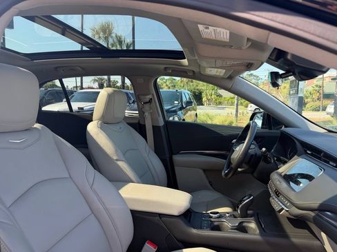 Used 2023 Cadillac XT4 Luxury w/ Cold Weather Package FWD image 17