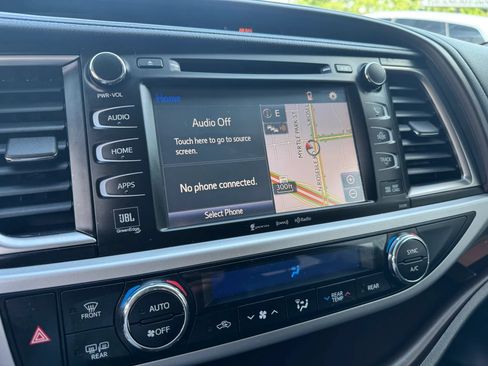 Used 2019 Toyota Highlander Limited Platinum w/ Carpet Mat Package (TMS) AWD/4WD image 33