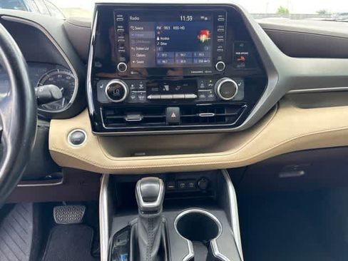 Used 2021 Toyota Highlander XLE FWD image 20